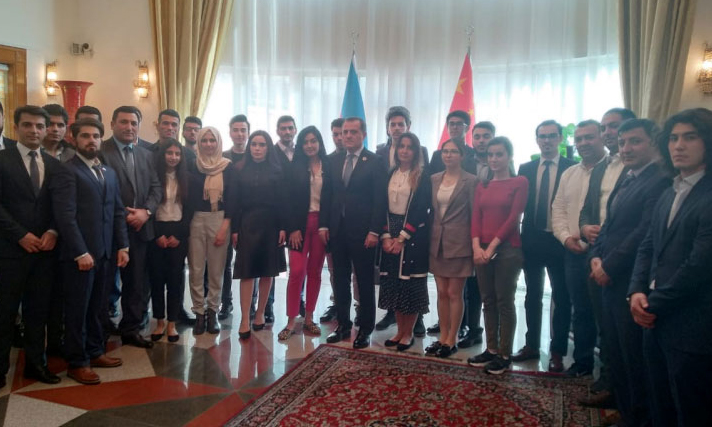 Təhsil naziri Çində azərbaycanlı tələbələrlə görüşüb