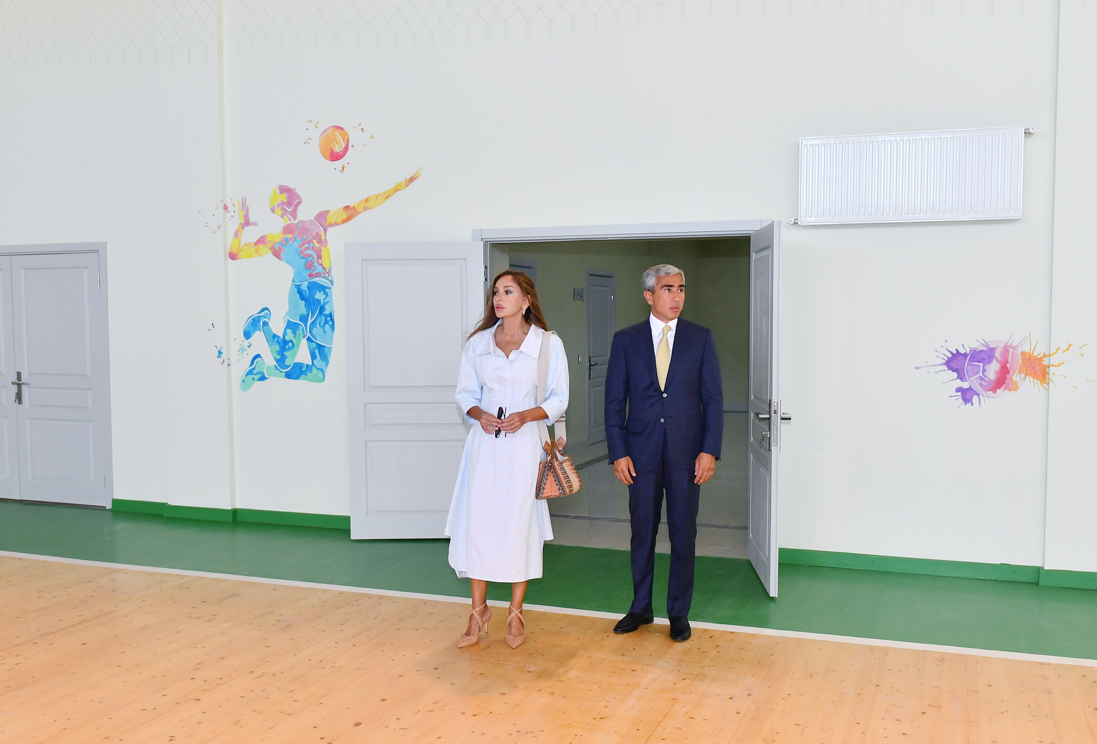 Birinci vitse-prezident Mehriban Əliyeva Binə qəsəbəsində orta məktəb binasının, Qaraçuxur qəsəbəsində körpələr evi-uşaq bağçasının açılışlarında iştirak edib