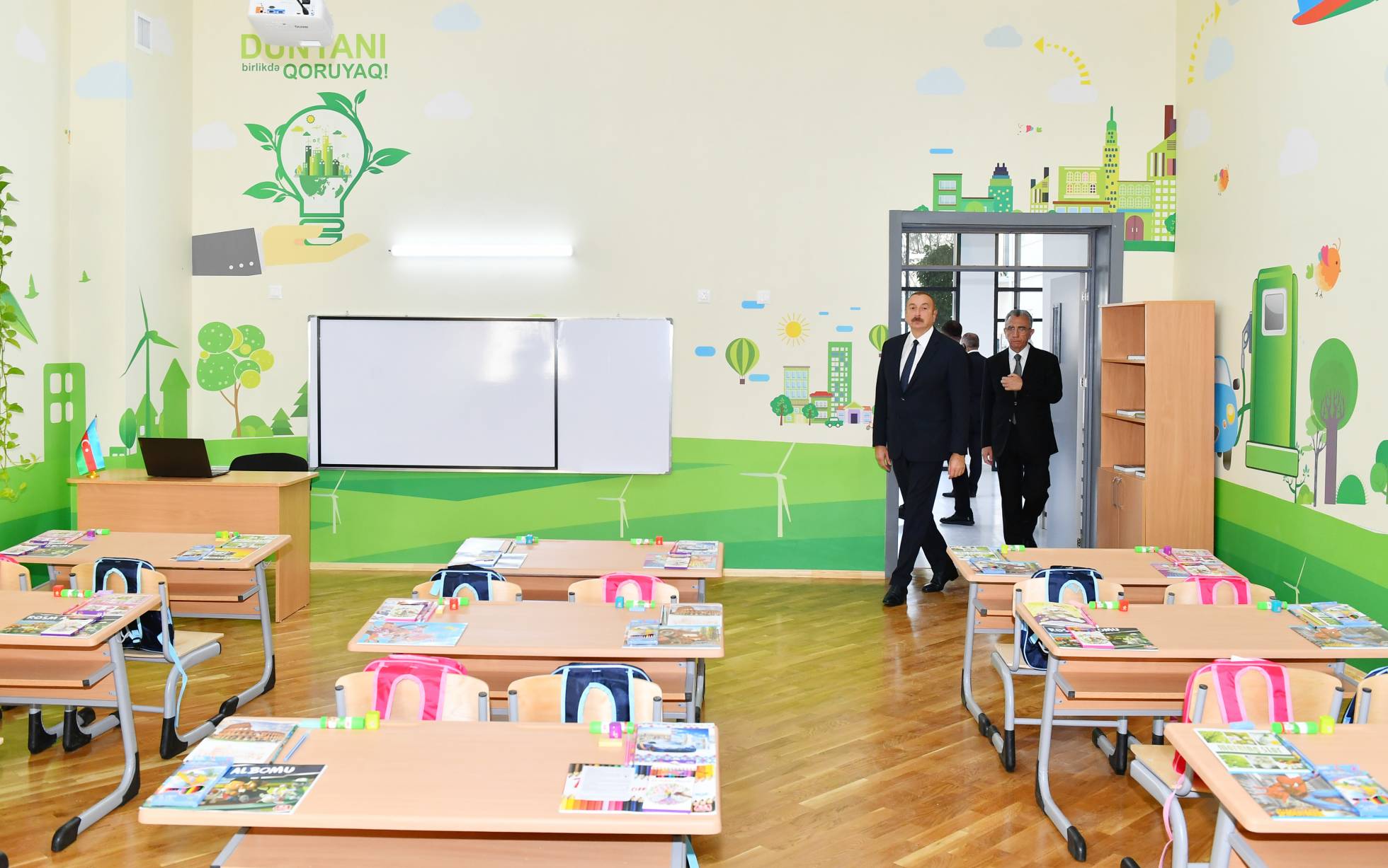 Prezident Bakının Suraxanı rayonunda yeni inşa edilmiş 87 saylı məktəb kompleksində yaradılan şəraitlə tanış olub