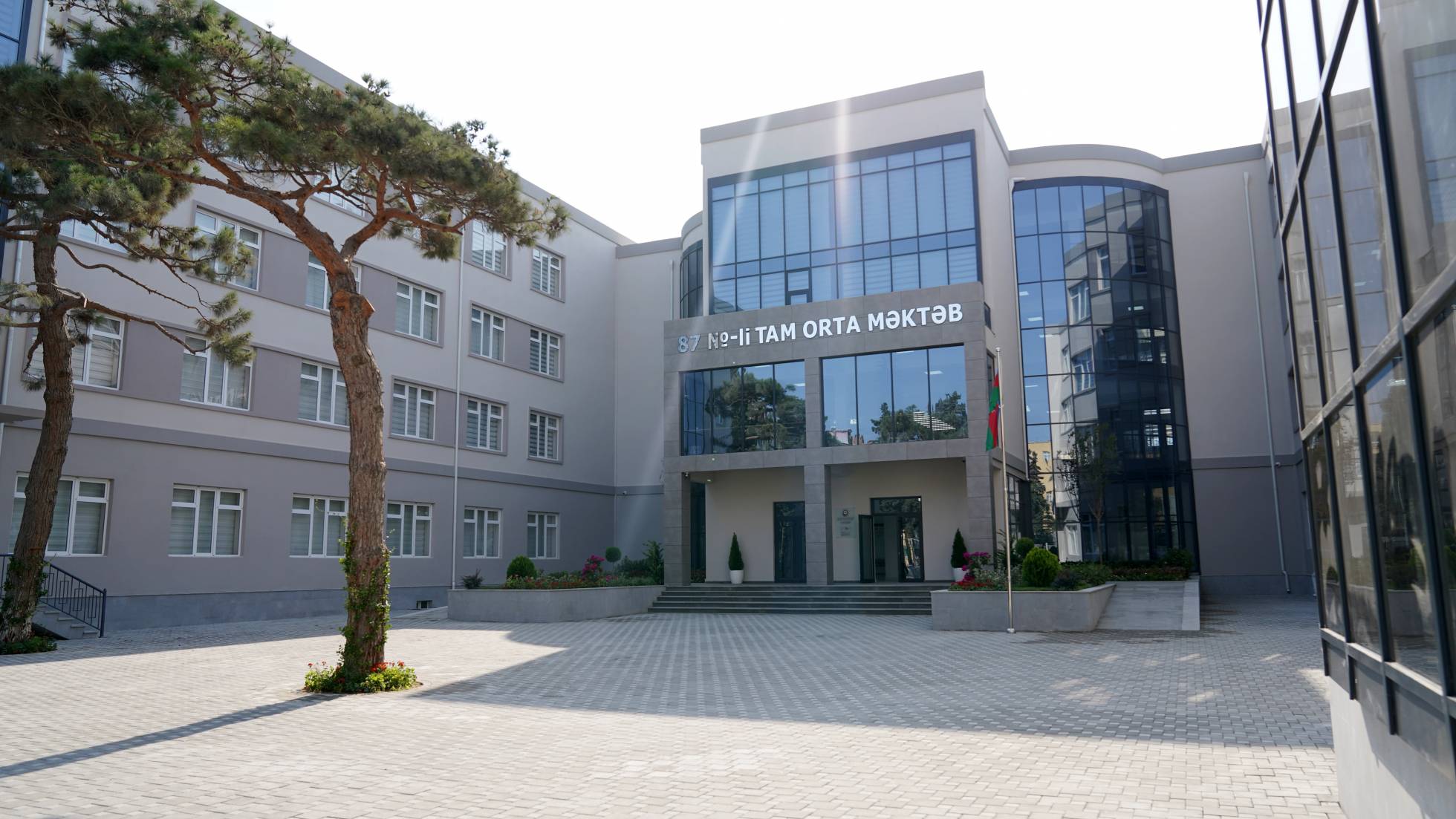 Prezident Bakının Suraxanı rayonunda yeni inşa edilmiş 87 saylı məktəb kompleksində yaradılan şəraitlə tanış olub