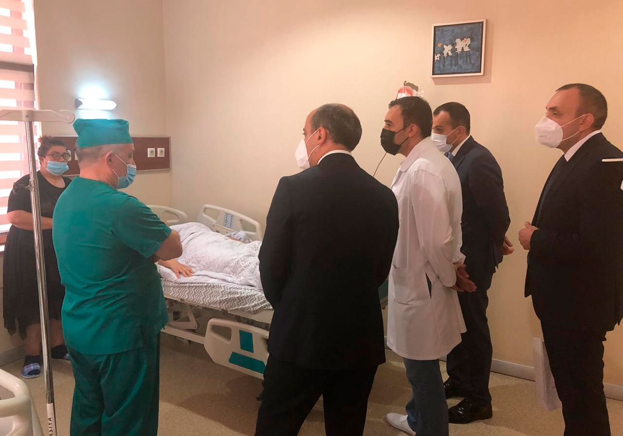 Təhsil naziri IX sinif şagirdinə baş çəkib