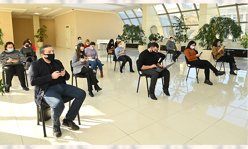 Xüsusi karantin rejimi dövründə təhsil müəssisələrinin fəaliyyətinin təşkilinə dair brifinq