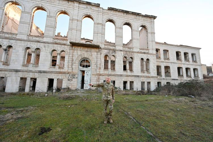 Prezident Şuşa Realnı Məktəbinin dağıdılmış binası ilə tanış olub