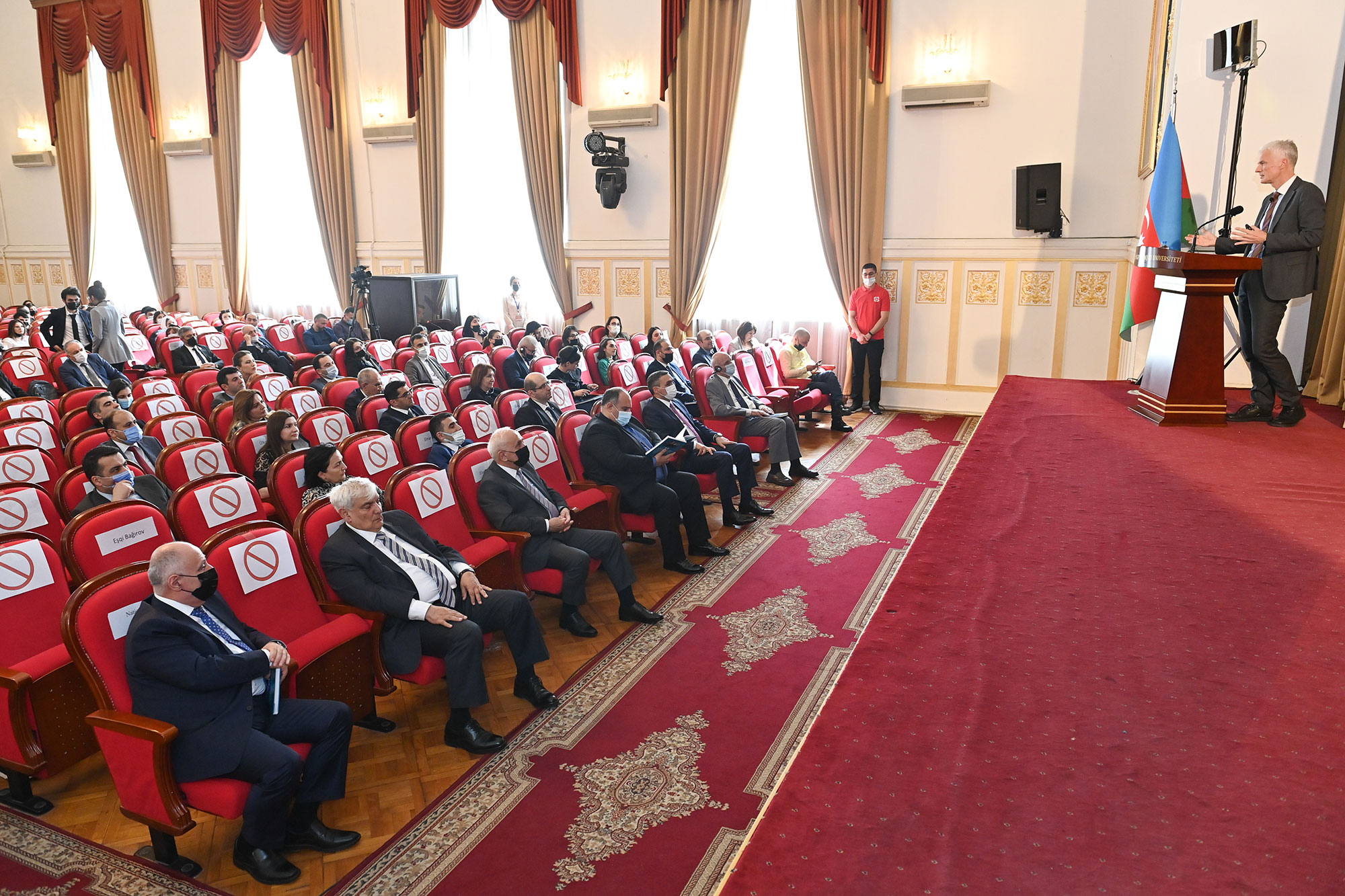 “Dünya standartları: XXI əsrin məktəbini necə qurmalı” kitabının təqdimatı olub
