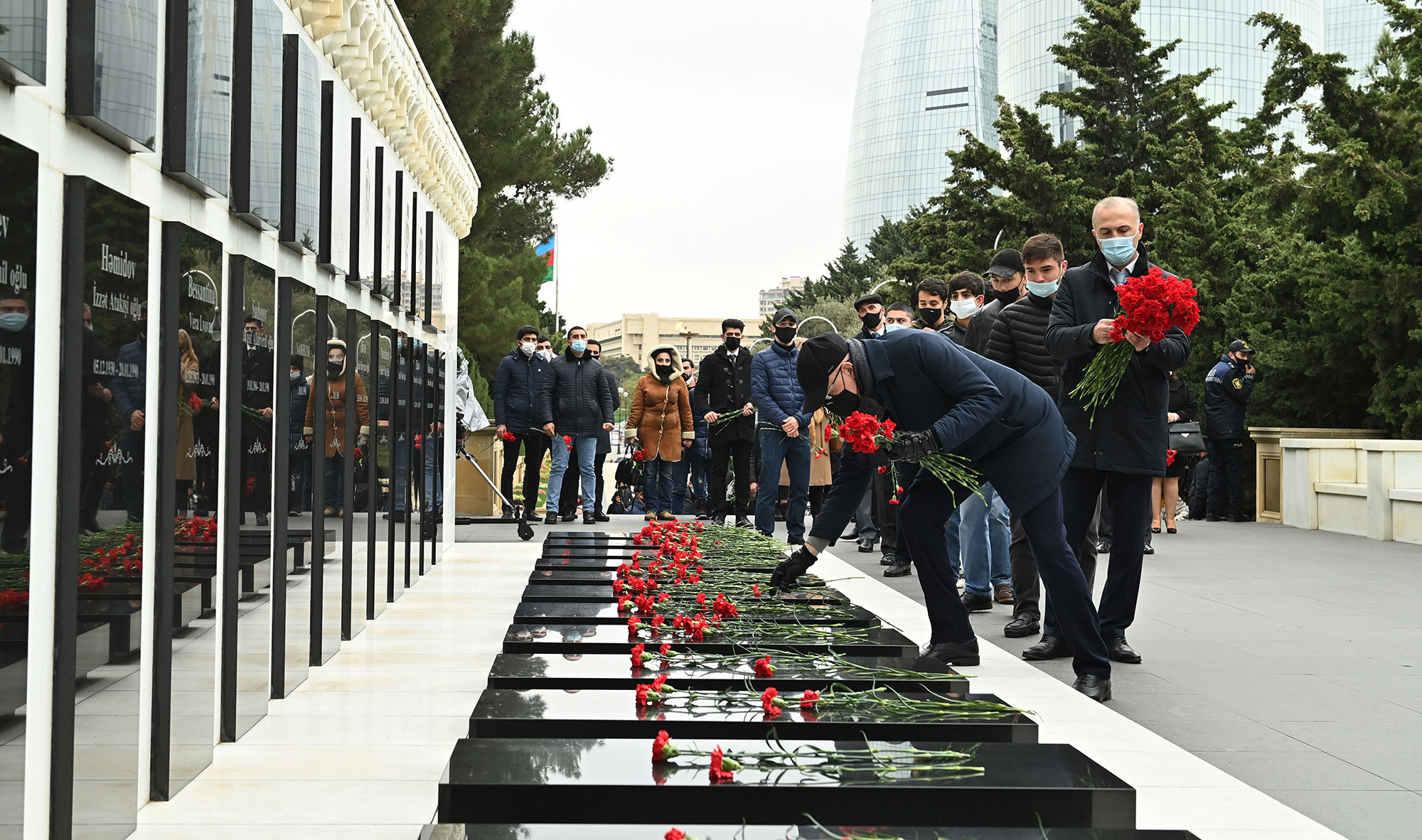 Təhsil işçiləri Fəxri xiyabanı və Şəhidlər xiyabanını ziyarət edib