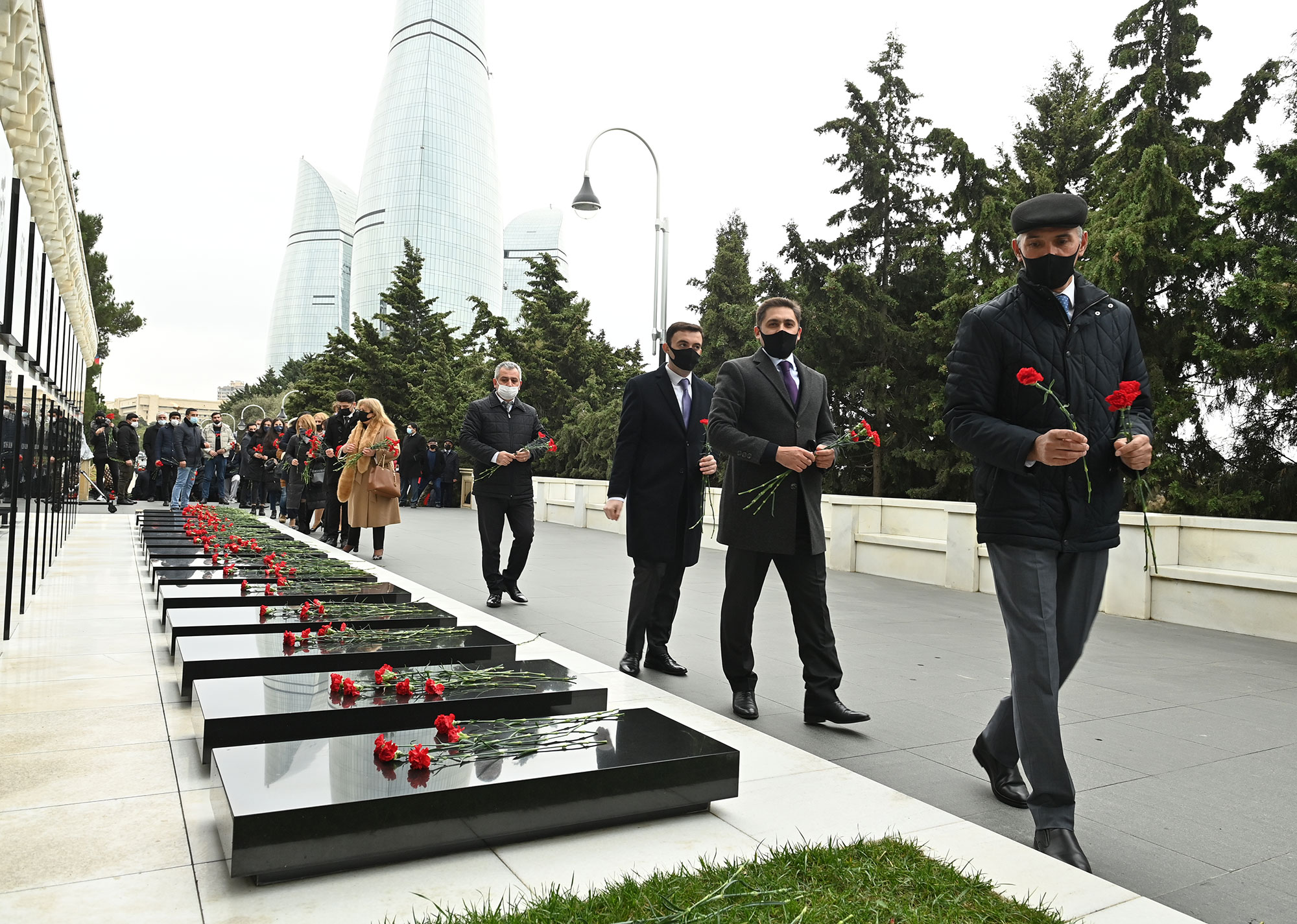 Təhsil işçiləri Fəxri xiyabanı və Şəhidlər xiyabanını ziyarət edib