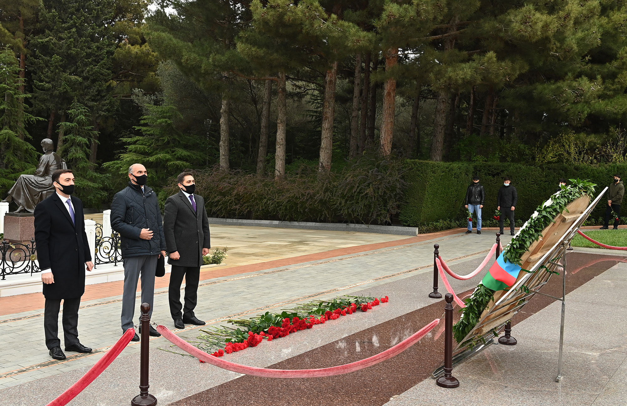 Təhsil işçiləri Fəxri xiyabanı və Şəhidlər xiyabanını ziyarət edib