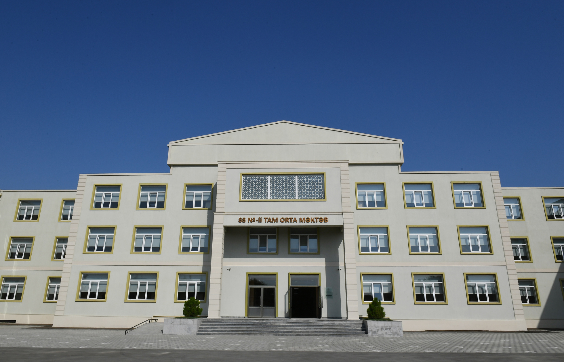 Birinci vitse-prezident Mehriban Əliyeva Bakının Binə qəsəbəsində yeni inşa edilən 88 saylı məktəbdə yaradılan şəraitlə tanış olub