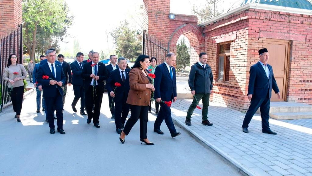 İnfotur iştirakçıları Bərdədə Şəhidlər xiyabanını ziyarət edib
