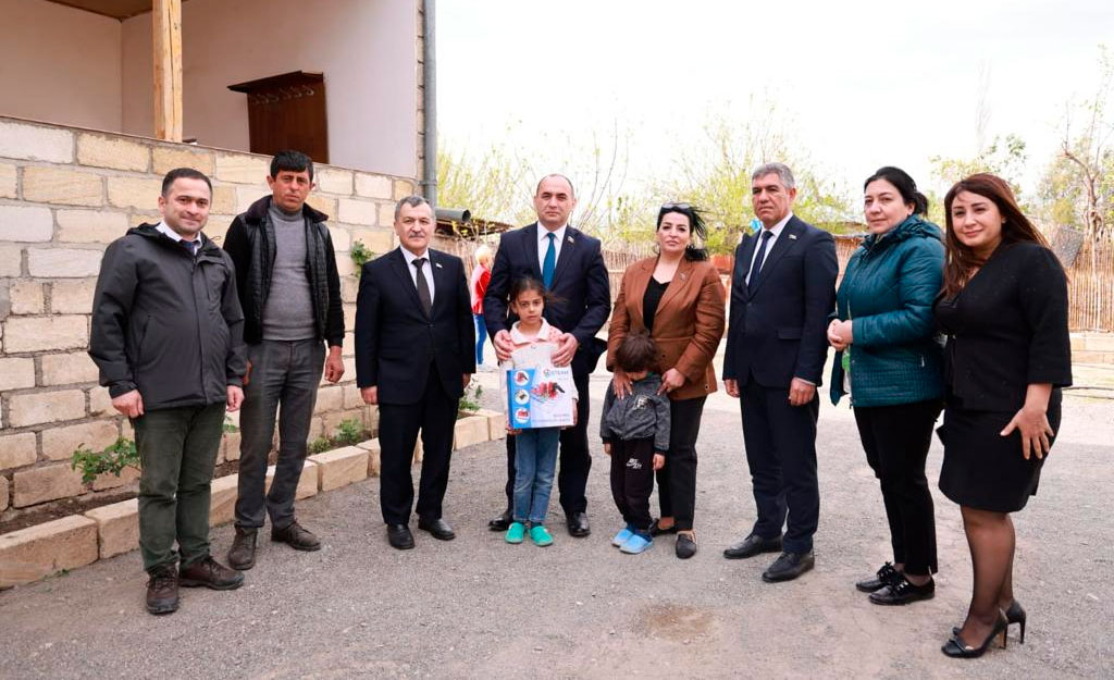 İnfotur iştirakçıları Bərdədə Şəhidlər xiyabanını ziyarət edib