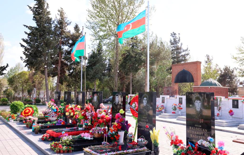 İnfotur iştirakçıları Bərdədə Şəhidlər xiyabanını ziyarət edib