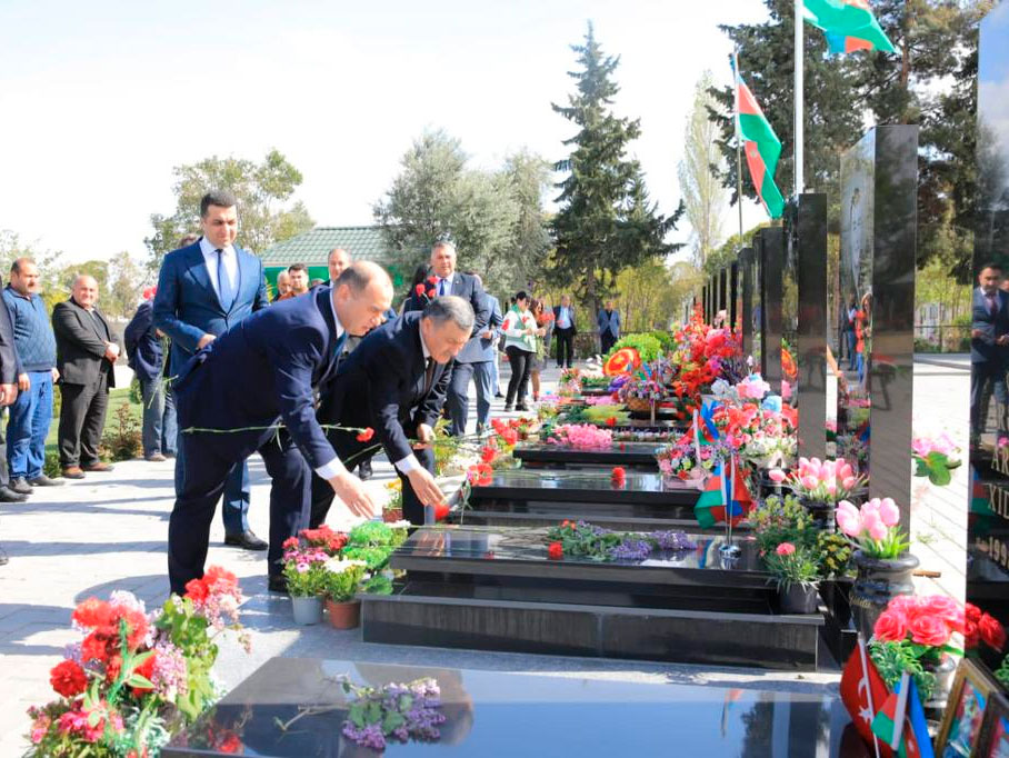 İnfotur iştirakçıları Bərdədə Şəhidlər xiyabanını ziyarət edib