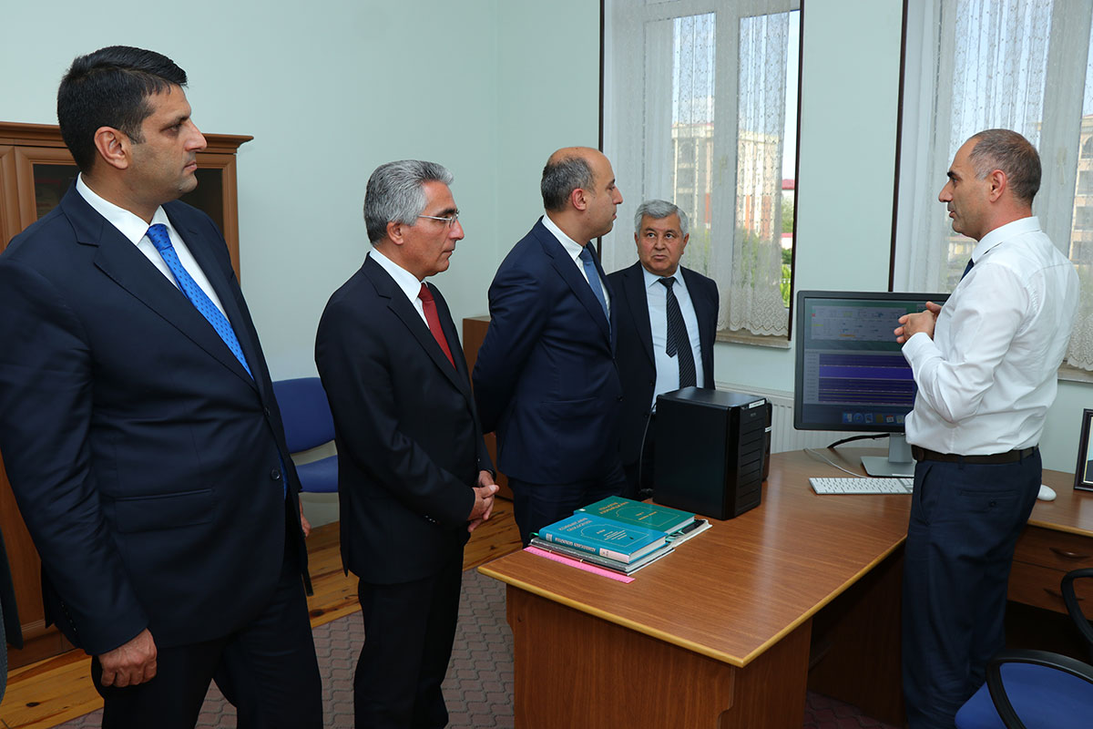 Nazir Naxçıvanın elmi müəssisələrində olub