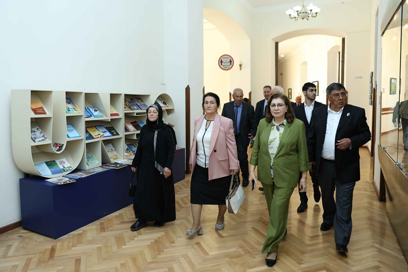 İqtisad Universitetinin məzunları 50 illik yubileylərini UNEC-də qeyd ediblər - FOTOLAR