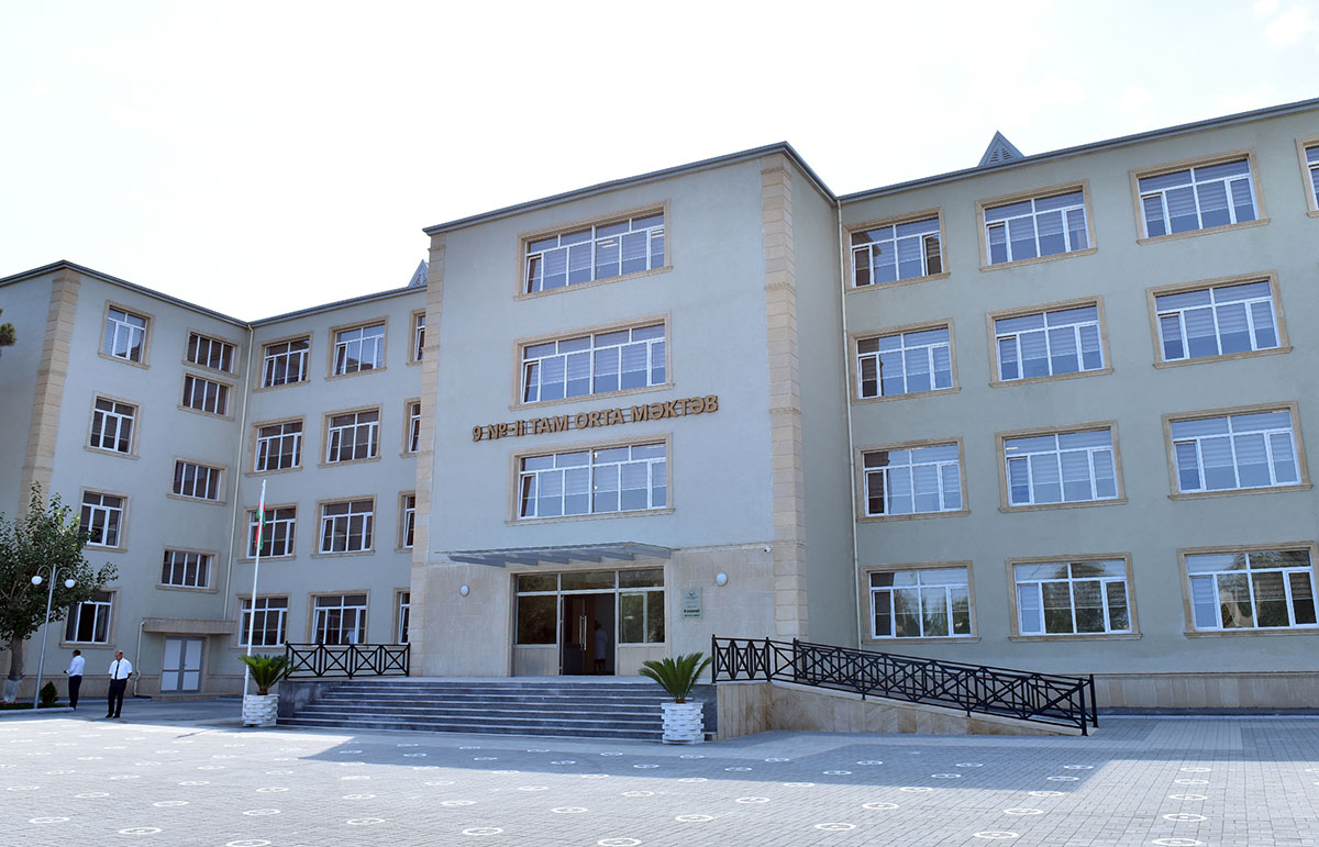 Nazir müavini Məhəbbət Vəliyeva Sumqayıtda məktəb açılışında iştirak edib