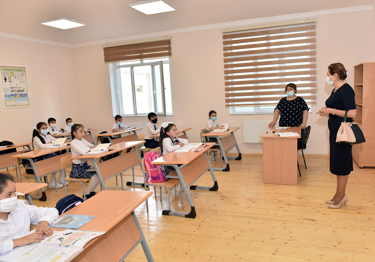 Nazir müavini Məhəbbət Vəliyeva Sumqayıtda məktəb açılışında iştirak edib
