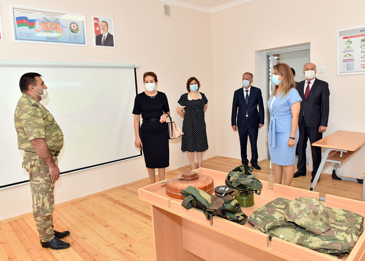 Nazir müavini Məhəbbət Vəliyeva Sumqayıtda məktəb açılışında iştirak edib