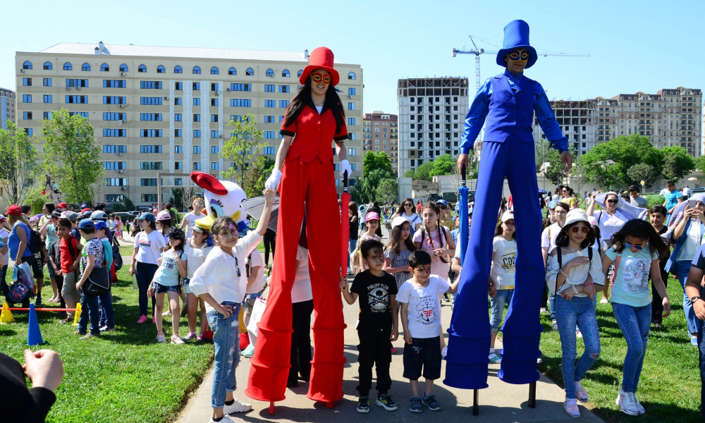 Heydər Əliyev Mərkəzinin parkında Uşaq festivalı keçirilib