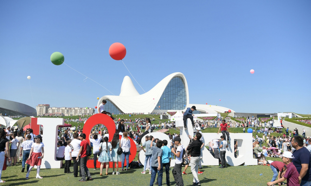 Heydər Əliyev Mərkəzinin parkında Uşaq festivalı keçirilib