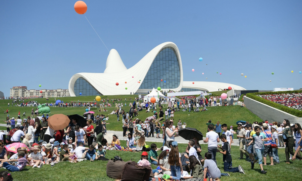 Heydər Əliyev Mərkəzinin parkında Uşaq festivalı keçirilib