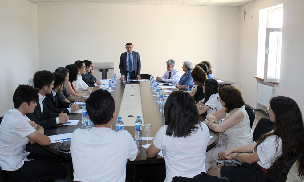 “Gələcəyə baxış” universiadasında qalib seçilmiş şagird və tələbələrlə görüş