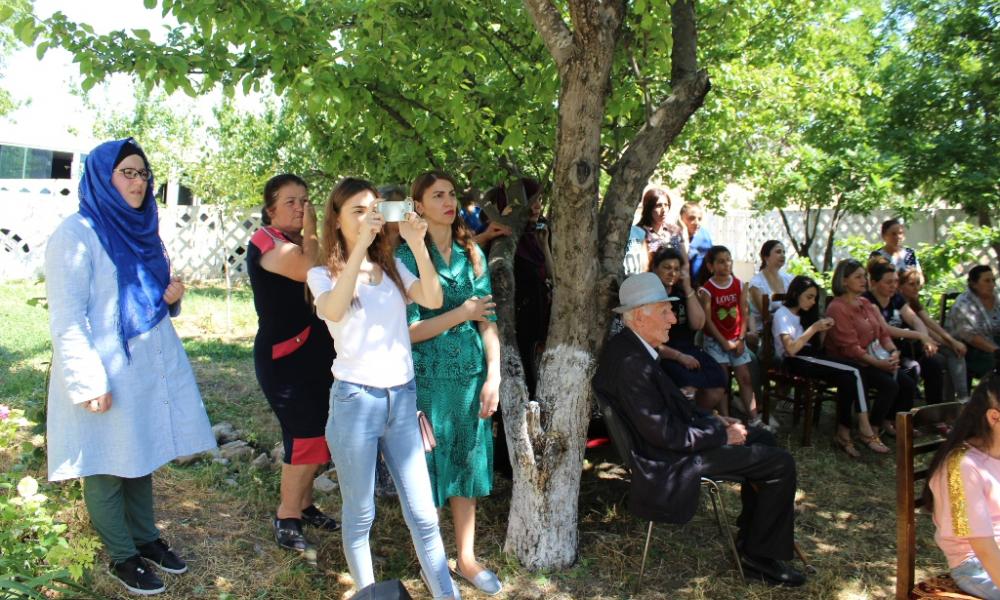 “Uşaqlar sevinsin deyə...” adlı xeyriyyə sərgisi