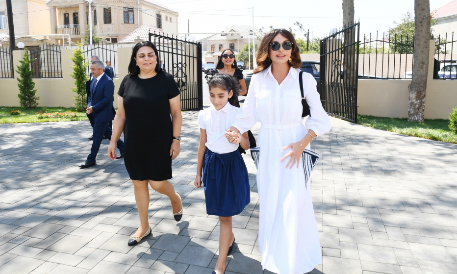Mehriban Əliyeva körpələr evi-uşaq bağçalarının açılışlarında iştirak edib