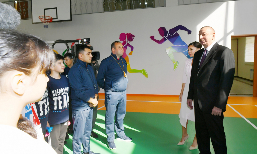 Prezident İlham Əliyev Bakının Binəqədi rayonundakı 300 nömrəli məktəbin yeni tədris kompleksinin açılışında iştirak edib