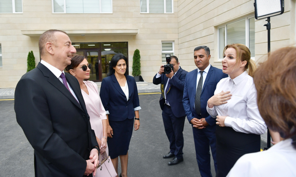 Prezident İlham Əliyev Bakının Binəqədi rayonundakı 300 nömrəli məktəbin yeni tədris kompleksinin açılışında iştirak edib