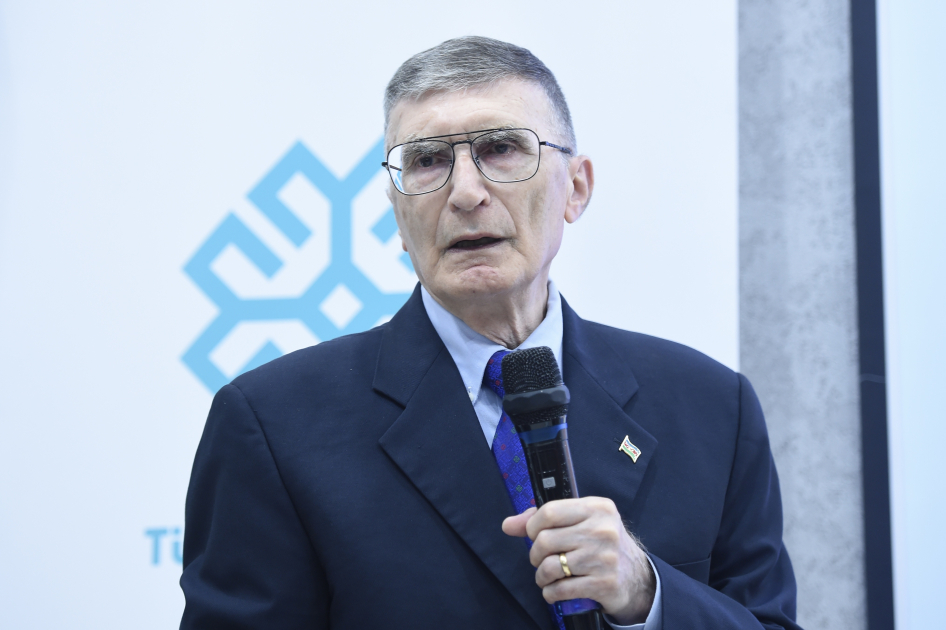 Professor Əziz Sancar Azərbaycan Beynəlxalq Maarif Məktəblərinin müəllim və şagirdləri ilə görüşüb