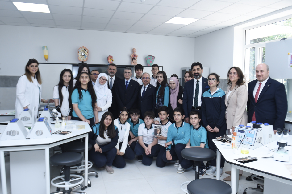 Professor Əziz Sancar Azərbaycan Beynəlxalq Maarif Məktəblərinin müəllim və şagirdləri ilə görüşüb