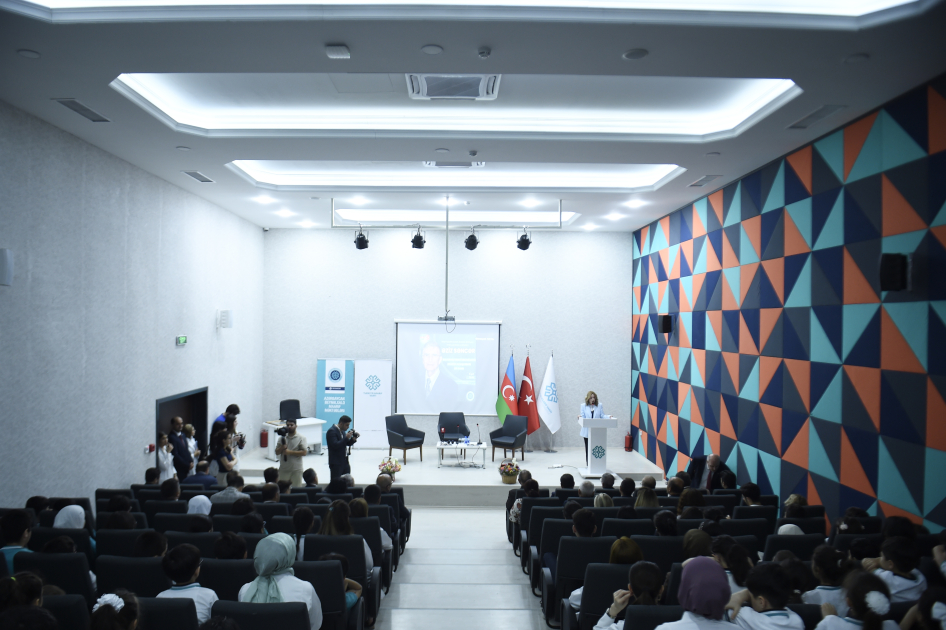 Professor Əziz Sancar Azərbaycan Beynəlxalq Maarif Məktəblərinin müəllim və şagirdləri ilə görüşüb