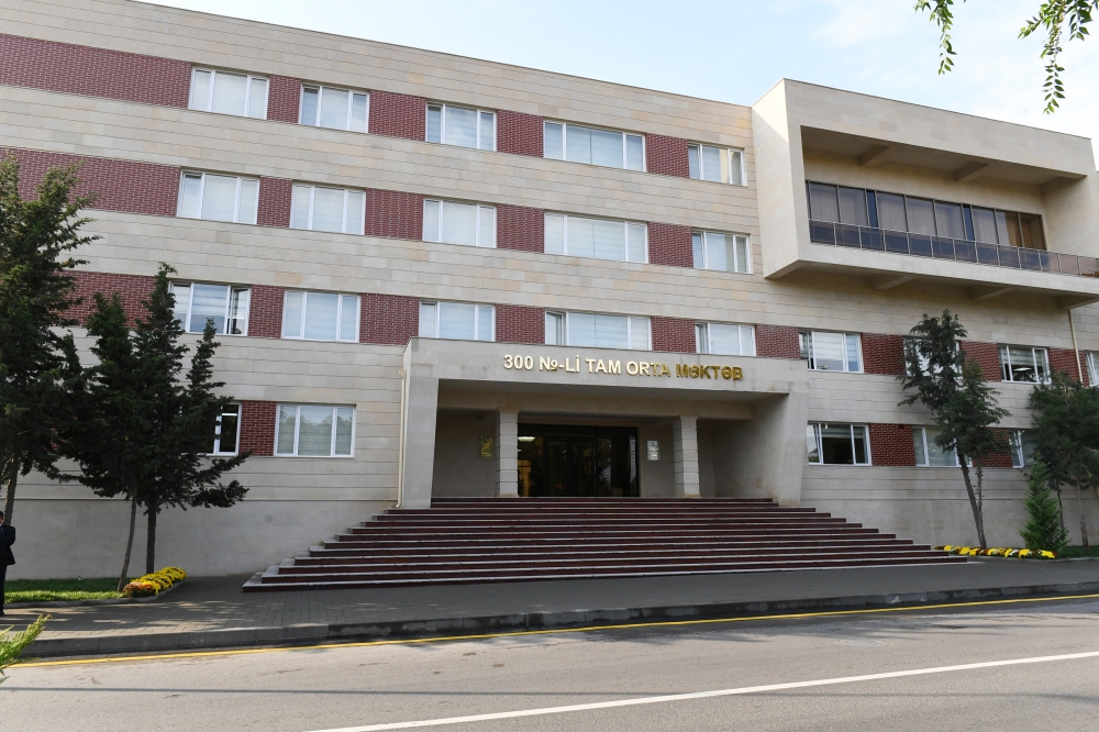 Prezident İlham Əliyev Bakının Binəqədi rayonundakı 300 nömrəli məktəbin yeni tədris kompleksinin açılışında iştirak edib