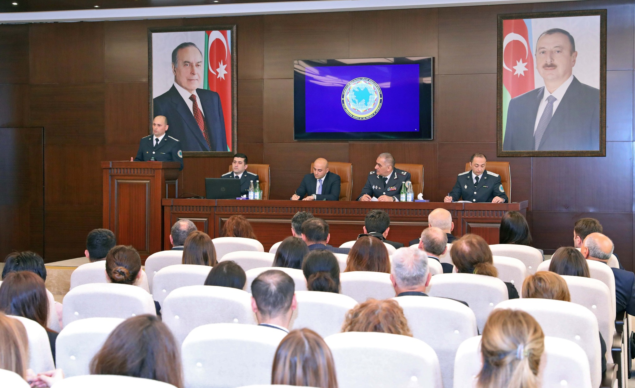 Əcnəbi tələbələrin miqrasiya məsələlərinə dair görüş keçirilib