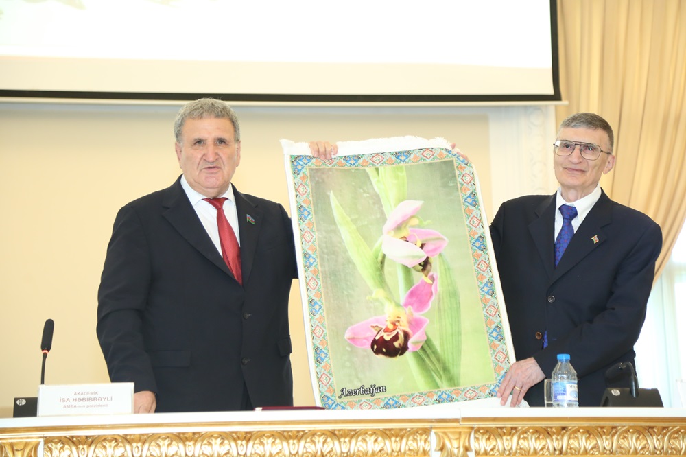 Əziz Sancara AMEA-nın fəxri üzvü diplomu və medalı təqdim olunub