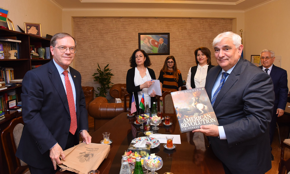 ABŞ səfiri ADU-nun “Səfir saatı”nın qonağı olub