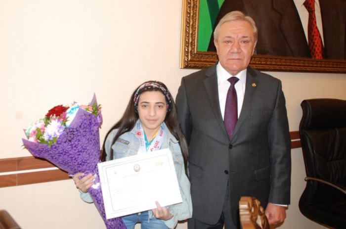 Rektor Xüsusi Yay Olimpiya Oyunlarının qalib tələbəsini təbrik edib