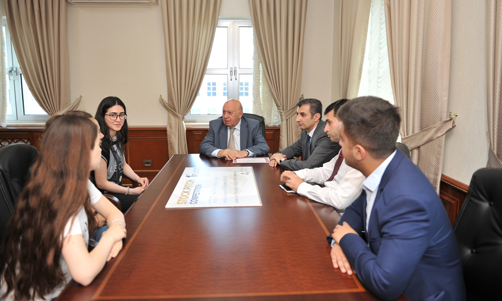 Rektor müsabiqə qalibləri ilə görüşüb