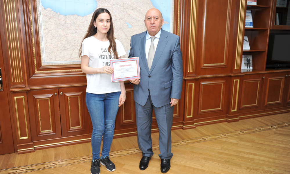 Rektor müsabiqə qalibləri ilə görüşüb