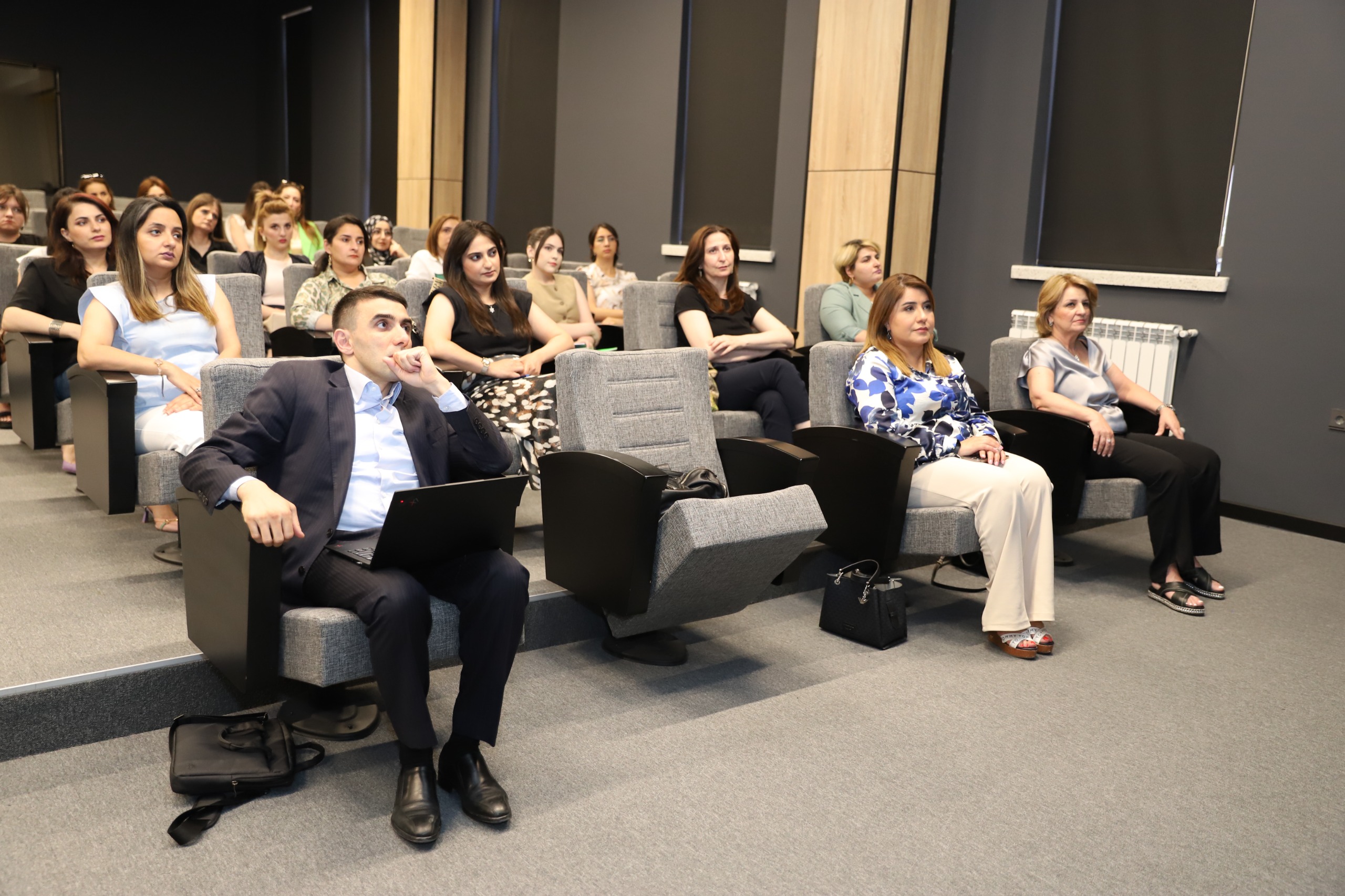 Ümumi təhsil məktəblərinin monitorinqi haqqında hesabat görüşü keçirilib