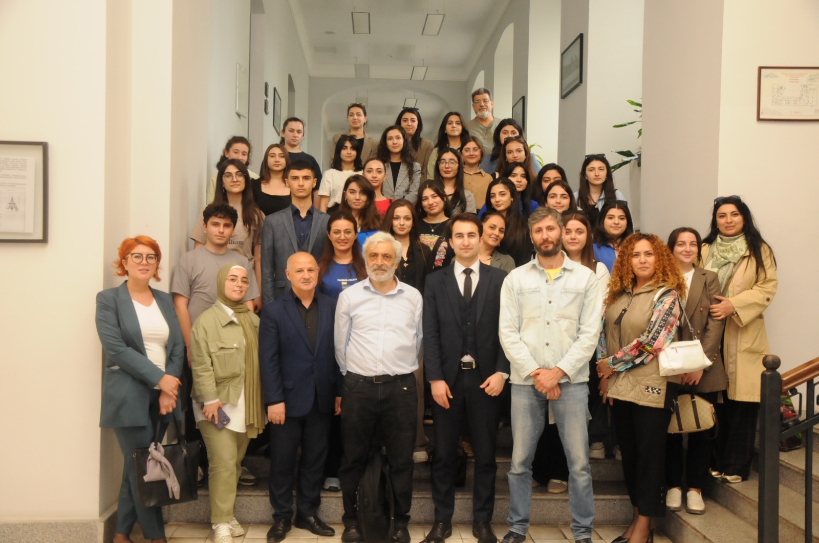 “Azərbaycan müəllimi” Kembric Universitetinin professoru Qərib Mürşüdovu tələbələrimizlə görüşdürdü - FOTOLAR
