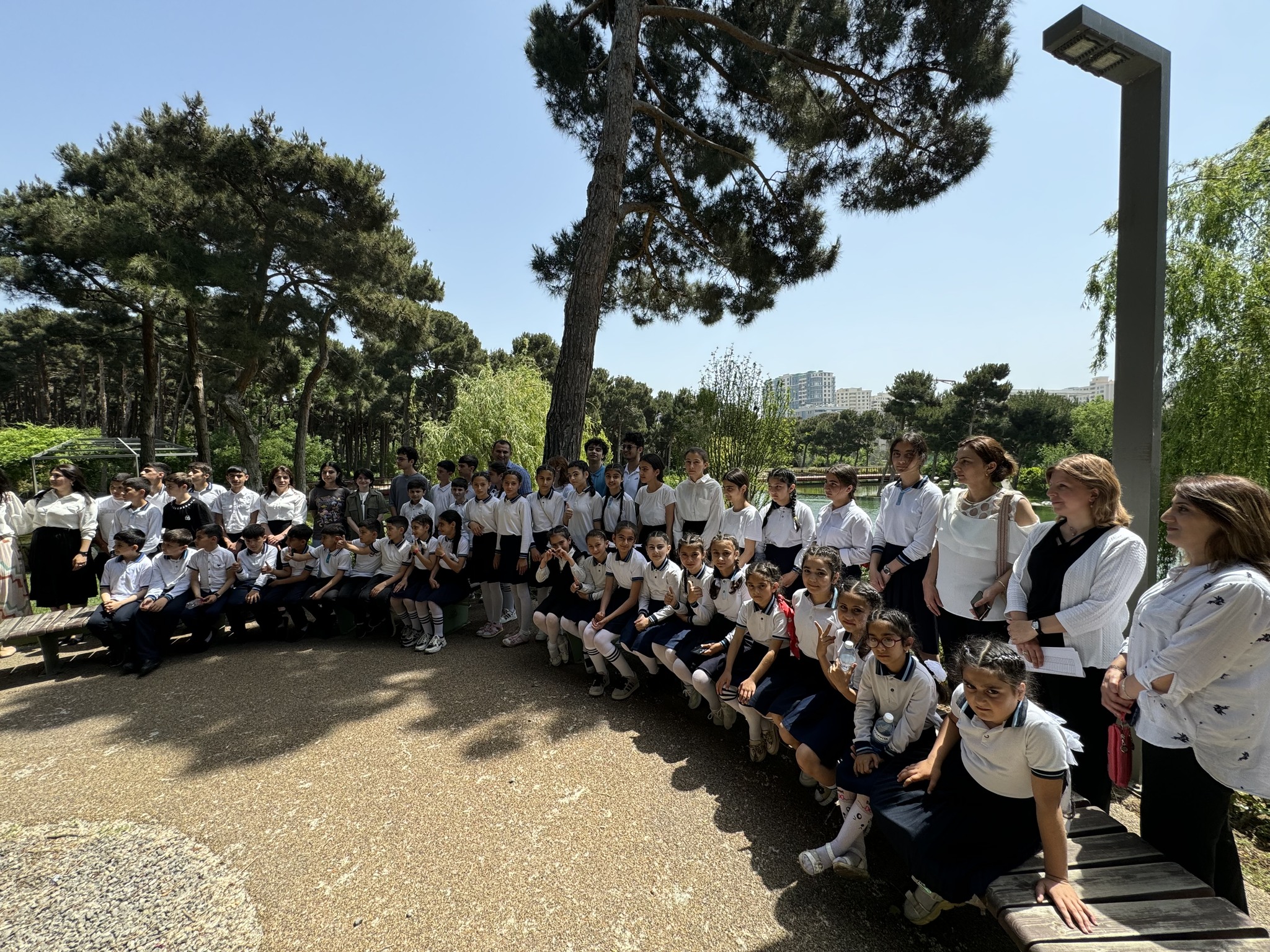 Füzulinin Qarabağ kənd tam orta məktəbinin şagird, valideyn və müəllim kollektivi ADA Universitetinə səfər edib