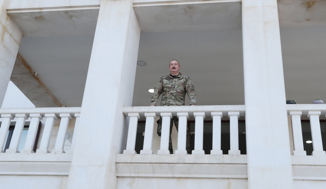 Prezident İlham Əliyev Xankəndi şəhərində Azərbaycan Respublikasının Dövlət Bayrağını ucaldıb və çıxış edib