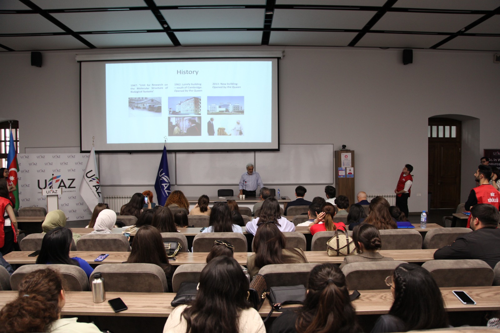 “Azərbaycan müəllimi” Kembric Universitetinin professoru Qərib Mürşüdovu tələbələrimizlə görüşdürdü - FOTOLAR