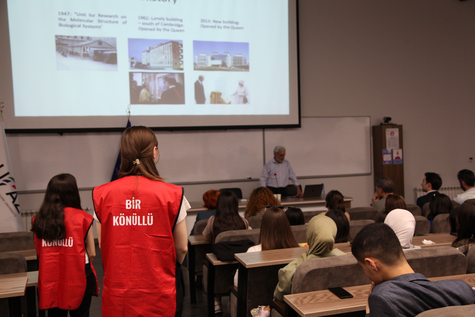 “Azərbaycan müəllimi” Kembric Universitetinin professoru Qərib Mürşüdovu tələbələrimizlə görüşdürdü - FOTOLAR
