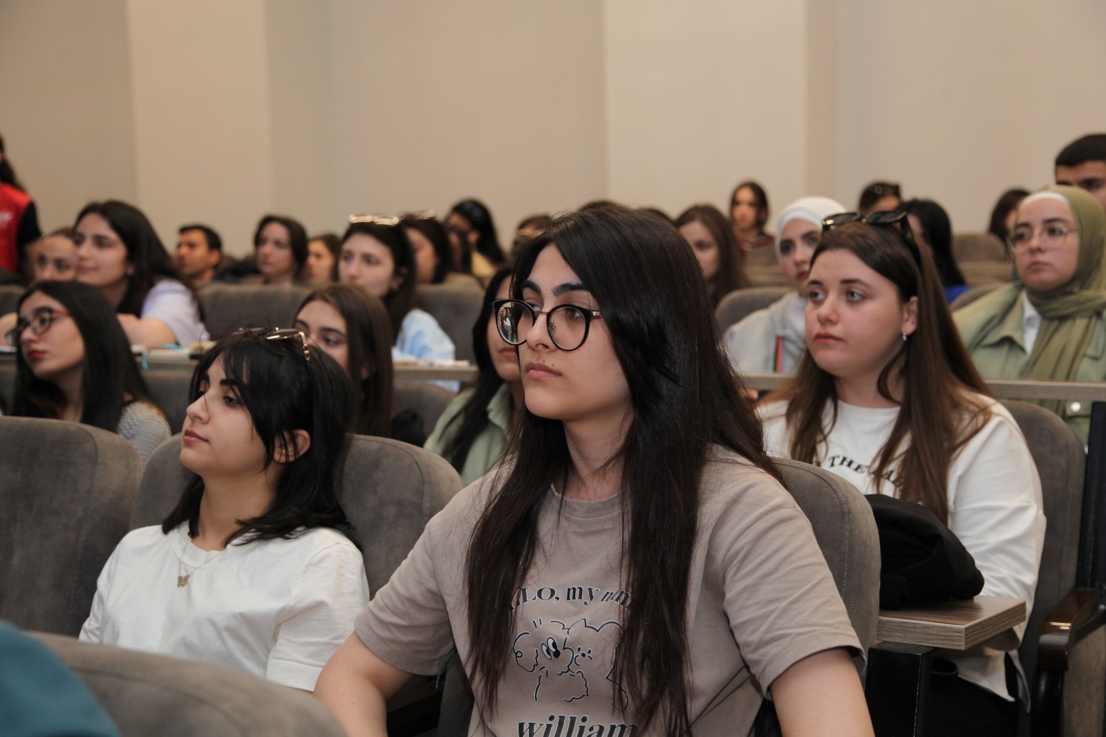 “Azərbaycan müəllimi” Kembric Universitetinin professoru Qərib Mürşüdovu tələbələrimizlə görüşdürdü - FOTOLAR