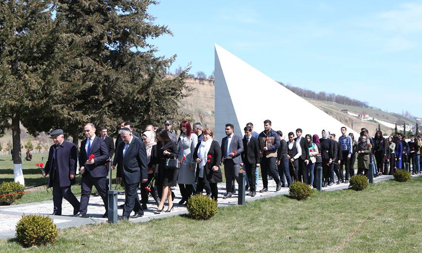 İlahiyyatçı tələbələr “Soyqırımı Memorial Kompleksi”ndə
