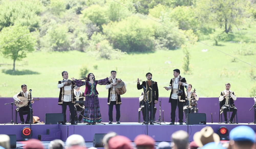 Azərbaycan Prezidenti İlham Əliyev və birinci xanım Mehriban Əliyeva Şuşada “Xarıbülbül” festivalının açılışında iştirak ediblər