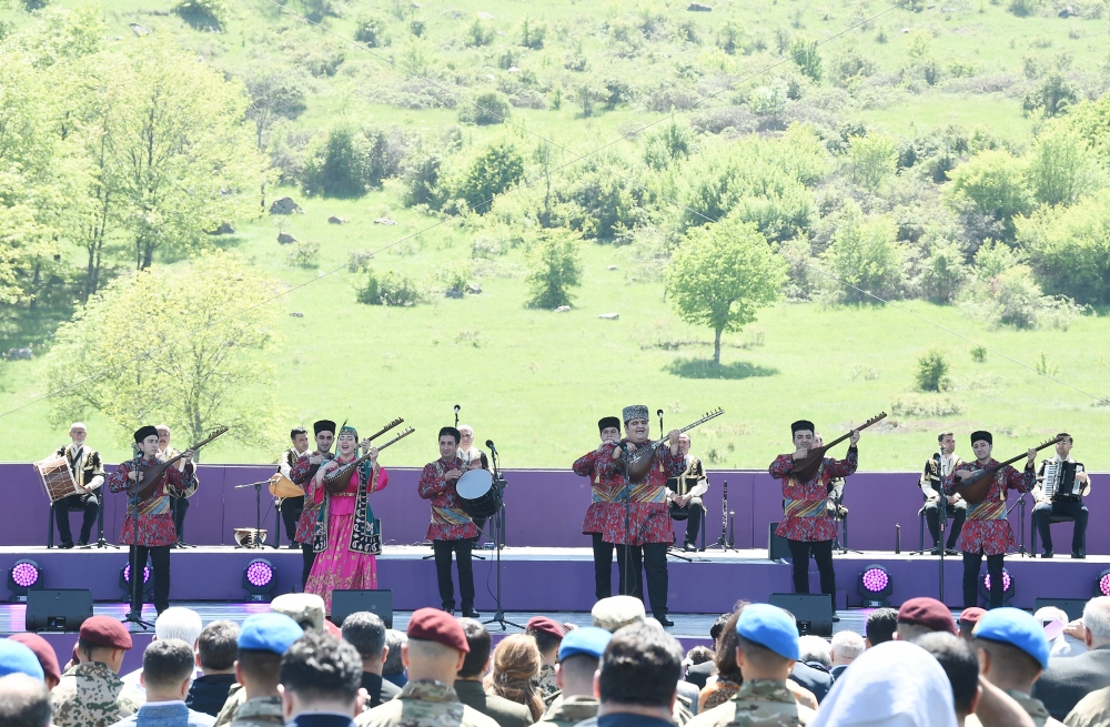 Azərbaycan Prezidenti İlham Əliyev və birinci xanım Mehriban Əliyeva Şuşada “Xarıbülbül” festivalının açılışında iştirak ediblər