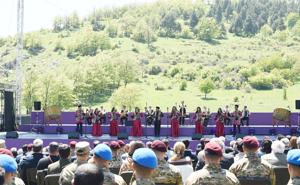 Azərbaycan Prezidenti İlham Əliyev və birinci xanım Mehriban Əliyeva Şuşada “Xarıbülbül” festivalının açılışında iştirak ediblər
